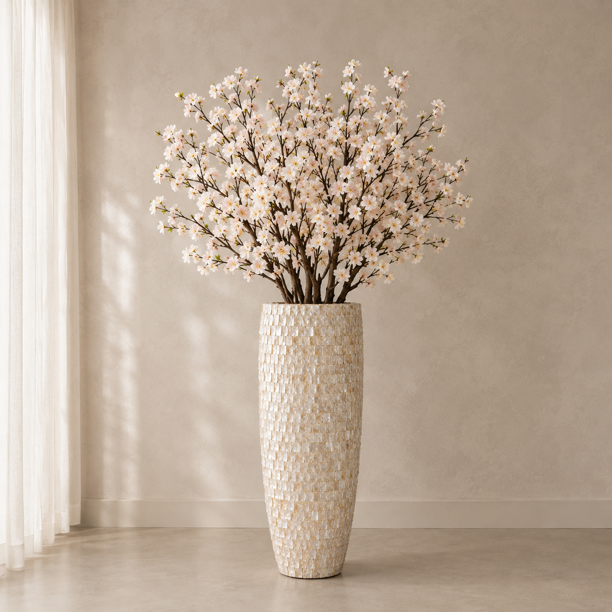 Vase coquillage incluant des branches décoratives